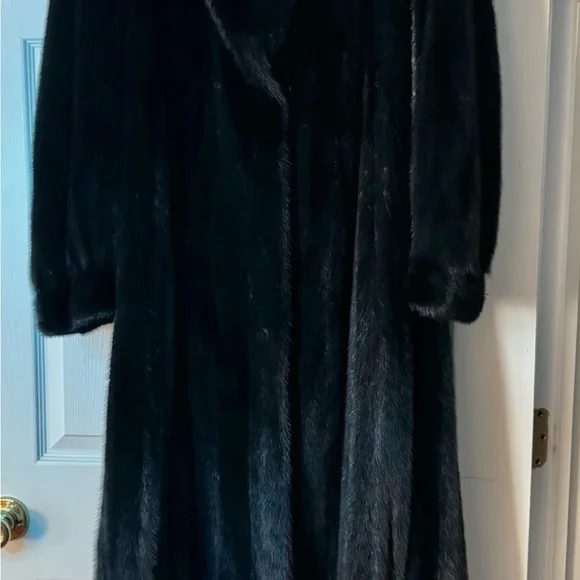 Full Length Mink Coat, “Like New” Only Worn a few Times from Macy’s Fur Vault - Picture 12 of 14